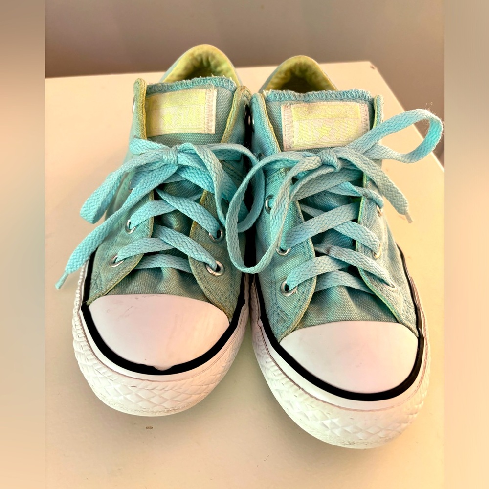 Converse Chuck Taylor Sneakers, Unisex Kids Size 2 US. Light Blue/white. GUC